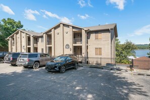 Exterior - Lakefront, 2 bd/2 bath, Sleeps 8. Exclusive Ticket Deals and Resort Perks! (Branson)