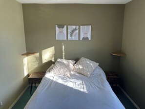 1 soverom, safe på rommet, strykejern/-brett og reiseseng for barn