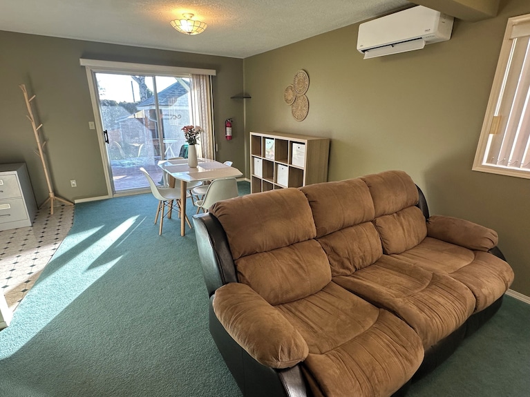 Quiet Ground Level Suite - Saanich