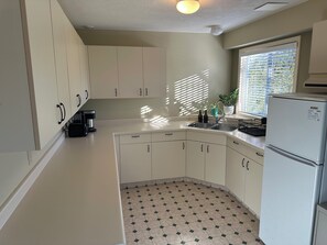 Kjøleskap, mikrobølgeovn, kaffetrakter/tekoker og vannkoker