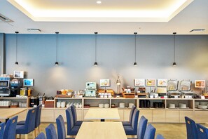 Petit déjeuner buffet servi tous les jours en supplément