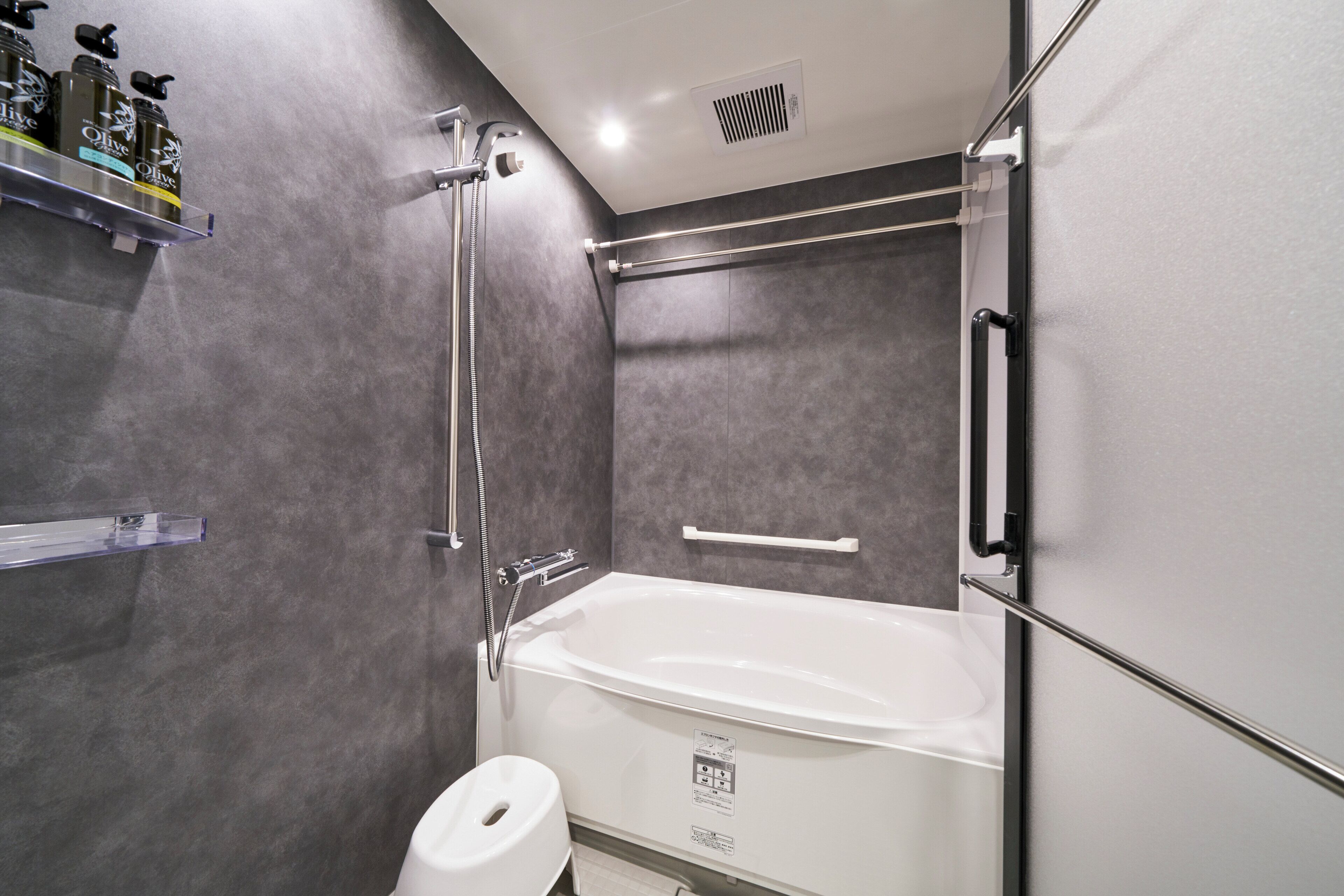 Une salle de bain moderne équipée d’une baignoire, d’une douche et de toilettes.