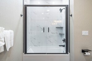 Douche, sèche-cheveux, serviettes fournies