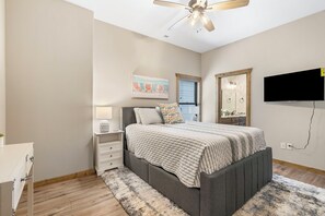 Bedroom 2 - Queen Bed - 5 bd Lake Lodge, Boat Launch, Free Tickets, Free Boat Slip + Kayak Use, Close To Silver Dollar City (Branson)