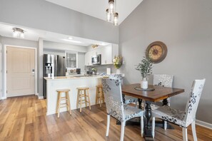 Dining - Direct Lakefront Condo, sleeps up to 4, Resort Perks and Ticket Deals! (Branson)