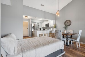1 bedroom, iron/ironing board, free WiFi, bed sheets - Direct Lakefront Condo, sleeps up to 4, Resort Perks and Ticket Deals! (Branson)