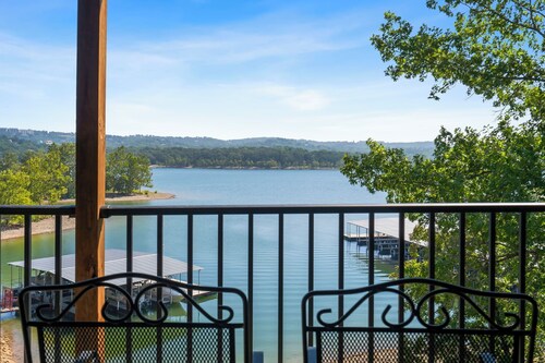 Direct Lakefront Condo, sleeps up to 4, Resort Perks and Ticket Deals!