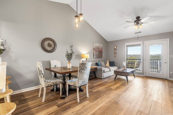 Interior - Direct Lakefront Condo, sleeps up to 4, Resort Perks and Ticket Deals! (Branson)