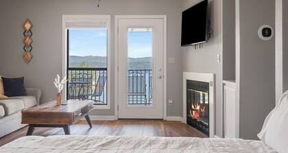 Direct Lakefront Condo, sleeps up to 4, Resort Perks and Ticket Deals!