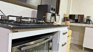 Vil·la | Cuina privada | Frigorífic, microones i utensilis de cuina, vaixella i coberteria