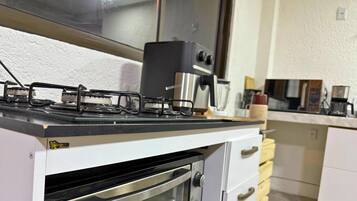 Huvila | Yksityinen keittiö | Jääkaappi, mikroaaltouuni, keittoastiat/astiat/ruokailuvälineet