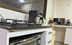 ヴィラ | 専用キッチン | 冷蔵庫、電子レンジ、調理器具と食器