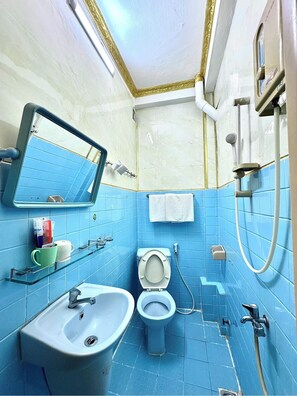 Superior Double Room | Bathroom | Shower, towels, toilet paper