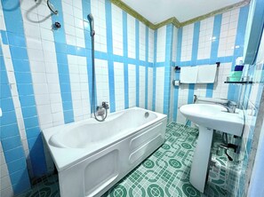 Economy Double Room | Bathroom | Shower, slippers, towels, toilet paper - My Hao Hotel Ho Chi Minh City (Ho Chi Minh City)