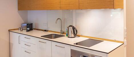 Kjøleskap, ovn, kokeplater og oppvaskmaskin