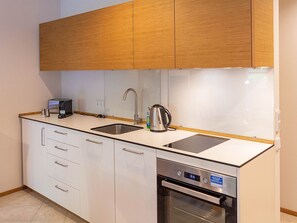 Fridge, oven, stovetop, dishwasher