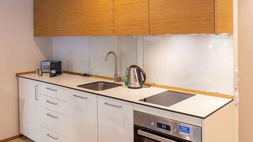 Kühlschrank, Ofen, Herdplatte, Geschirrspüler