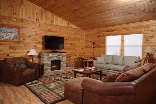Spacious and Accessible 2 BR Cabin in Duffield, VA near Devil's Bathtub