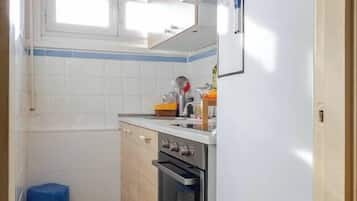 Kühlschrank, Ofen, Herdplatte, Wasserkocher mit Kaffee-/Teezubehör