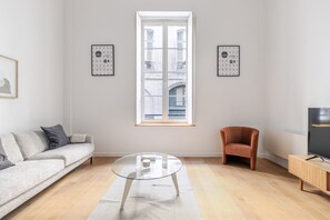 TV, stereo - Blueground | Le Marais, elev & w/d, nr Pompidou (Paris)