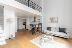 TV, stereo - Blueground | Le Marais, elev & w/d, nr Pompidou (Paris)