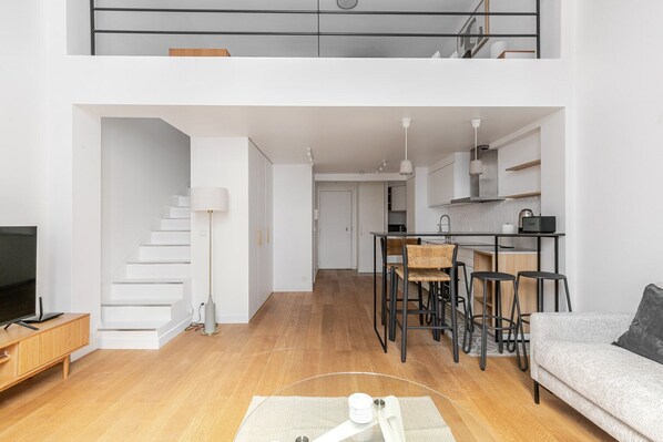 TV, stereo - Blueground | Le Marais, elev & w/d, nr Pompidou (Paris)