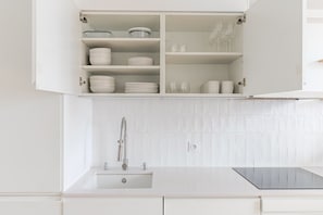 Kühlschrank, Mikrowelle, Ofen, Herdplatte