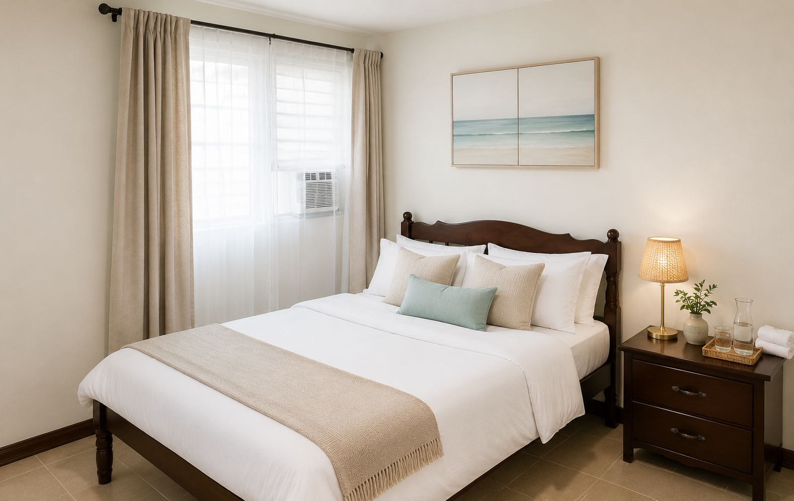 Quarto de hotel com cama, mesa de cabeceira com abajur, vaso com planta e pintura na parede.