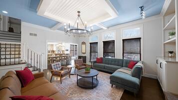 Smart TV, caminetto, videogiochi, tavolo da calcetto