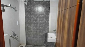 Ein Badezimmer mit Dusche, Toilette und Waschbecken.