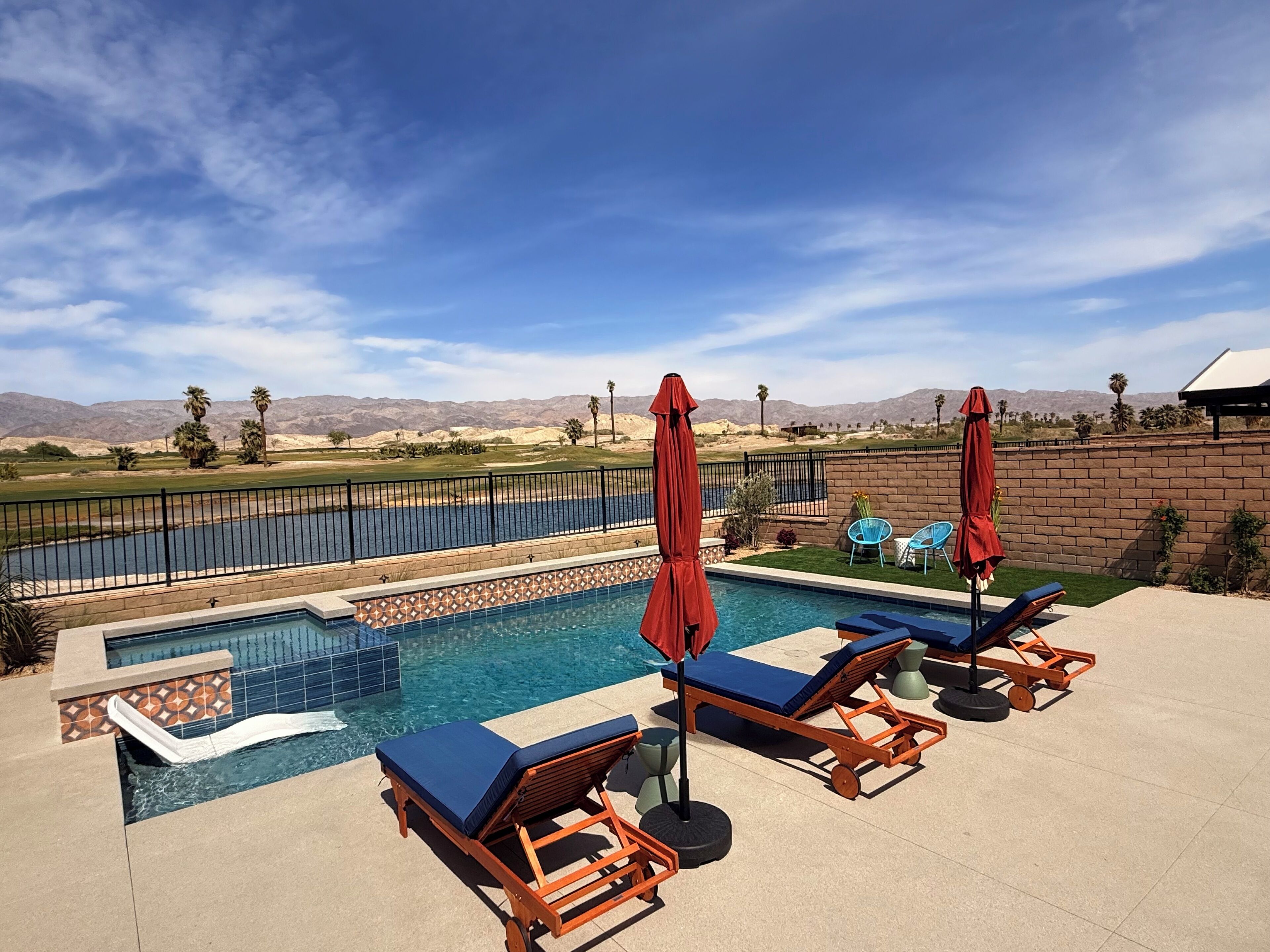 Utendørsbasseng og et oppvarmet basseng