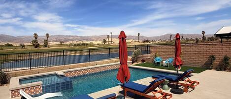 Utendørsbasseng og et oppvarmet basseng