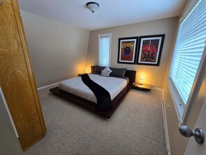 3 makuuhuonetta, työpöytä, ilmainen Wi-Fi, vuodevaatteet