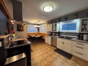 Jääkaappi, mikroaaltouuni, uuni, liesi