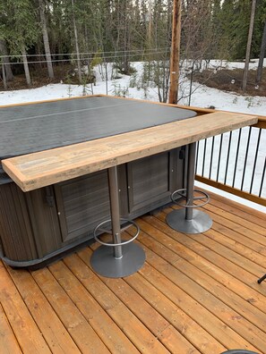 Outdoor spa tub - Funky style house with the outdoors at your feet, yet within city limits! (Whitehorse)