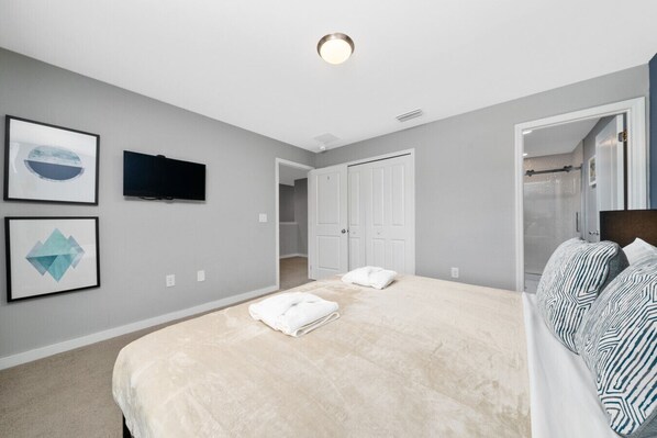 4 عدّة غرف نوم ومكتب ومكواة/لوح كي وسرير سفر