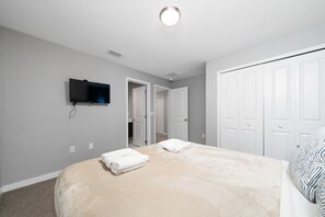 4 chambres, bureau, fer et planche à repasser, lit parapluie