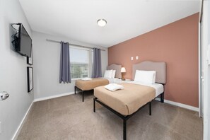 4 間睡房、書桌、熨斗/熨衫板、可攜式嬰兒床