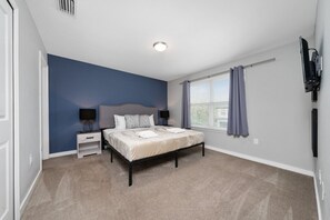 4 عدّة غرف نوم ومكتب ومكواة/لوح كي وسرير سفر