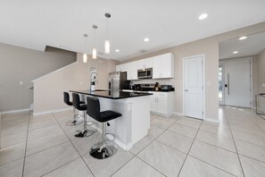 雪櫃、微波爐、焗爐、爐具