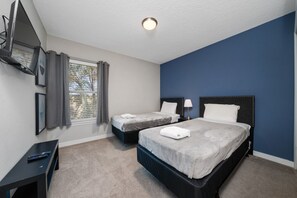 4 間睡房、書桌、熨斗/熨衫板、可攜式嬰兒床