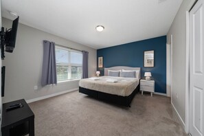 4 室のベッドルーム、デスク、アイロン / アイロン台、旅行用ベビーベッド