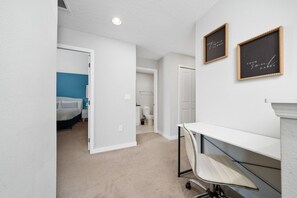 4 室のベッドルーム、デスク、アイロン / アイロン台、旅行用ベビーベッド