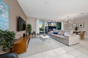 TV - Cozy 4BD Retreat with Pool and BBQ Near Disney Magic (Kissimmee)