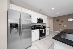 Køleskab, mikrobølgeovn, ovn, kogeplade