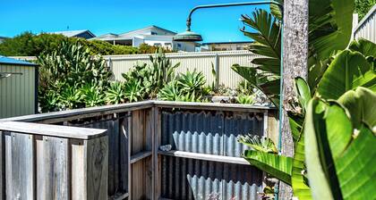 Bring Your Family Bring Your Friends. 300m walk to popular Beach