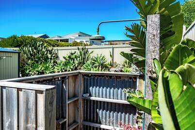 Bring Your Family Bring Your Friends. 300m walk to popular Beach