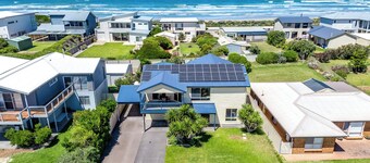 Bring Your Family Bring Your Friends. 300m walk to popular Beach