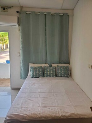 5 bedrooms, in-room safe, desk, iron/ironing board