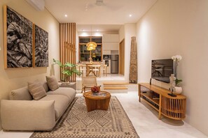 Biệt thự Economy, sân hiên | Khu phòng khách | Smart TV 42-inch có truyền hình kỹ thuật số